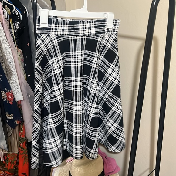 Black with white stripes flowy A line skirt - Picture 3 of 3